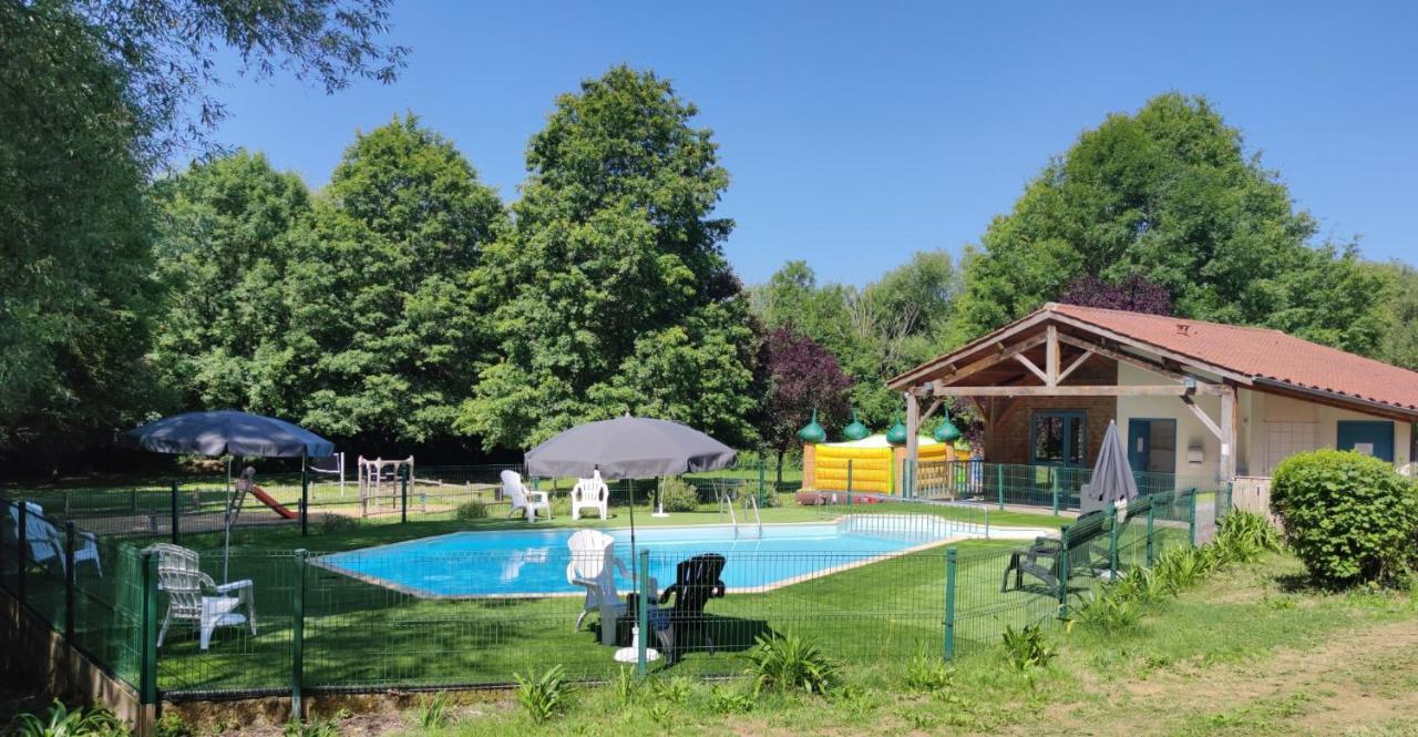 Camping Le Hameau Du Petit Lay Hotel Mouchamps Exterior photo